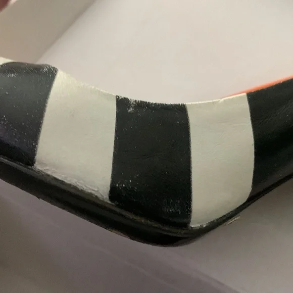 Dolce & Gabbana size 6 pointy toe heels. Worn, with some discoloration. - Picture 6 of 8